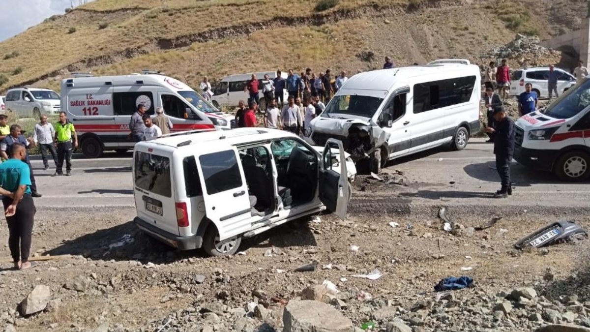 Hakkari'de yolcu minibüsü ile hafif ticari araç kafa kafaya çarpıştı