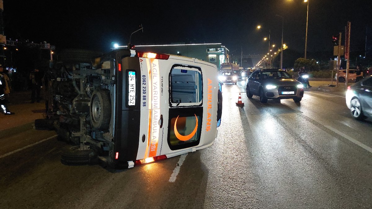 Samsun'da ambulans ile otomobilin çarpıştığı kazada 3 kişi yaralandı