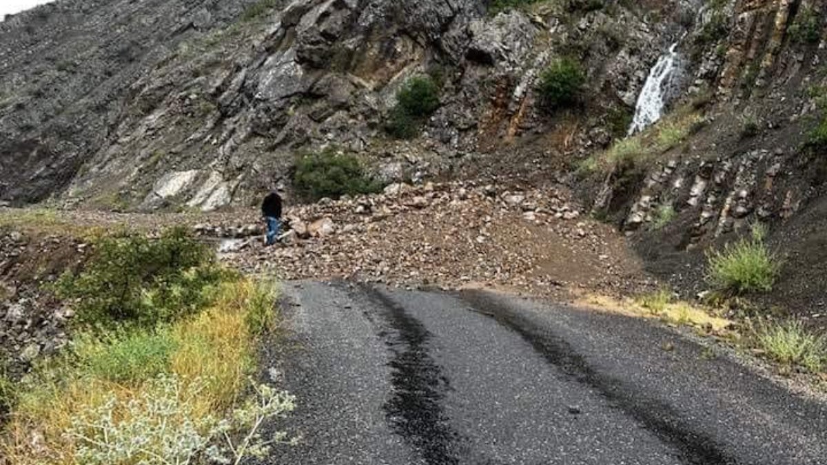 Erzurum'da sel nedeniyle yol çöktü