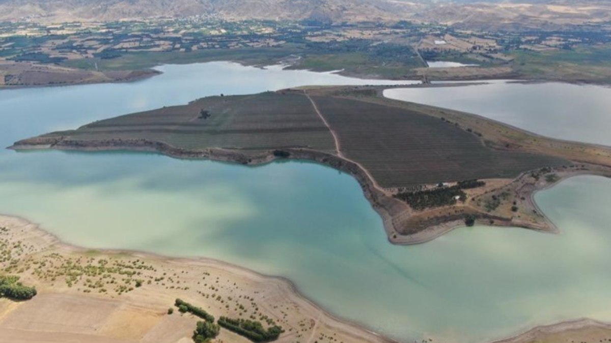 Denize kıyısı yok ama adası var! Anadolu’nun en büyük adası Sivas’ta satıldı…