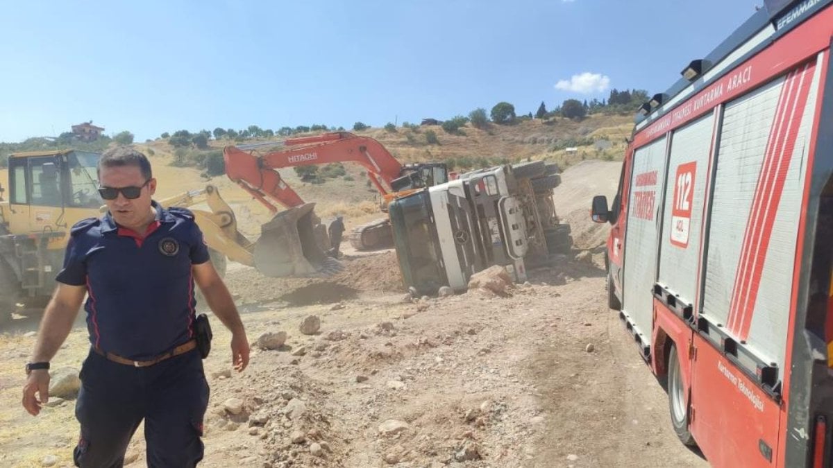 Kahramanmaraş’ta kum yüklü kamyon devrildi