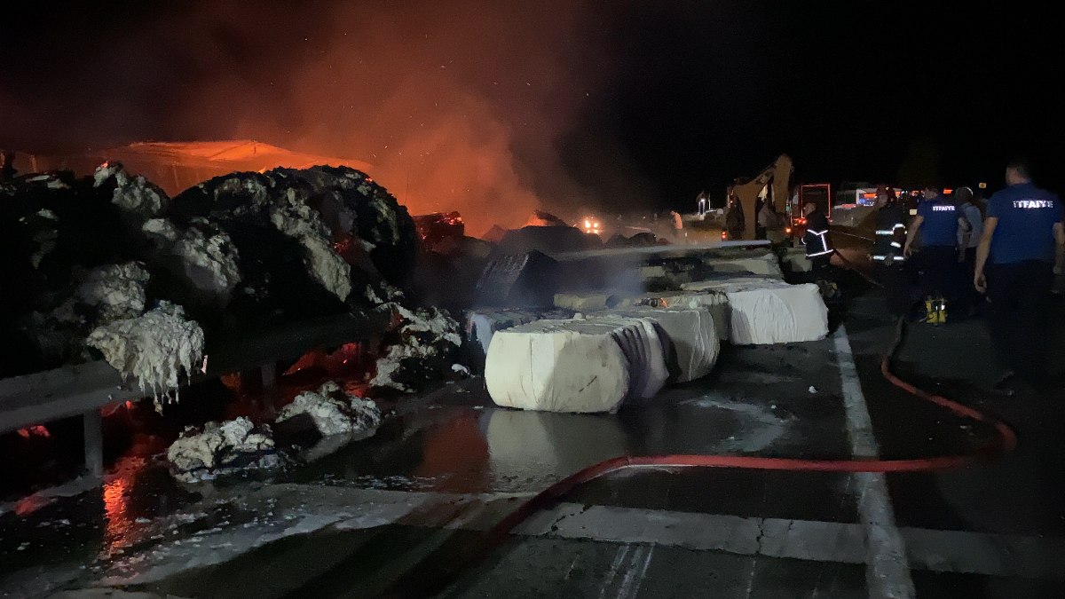 Edirne'de devrilen pamuk yüklü tır alev alev yandı