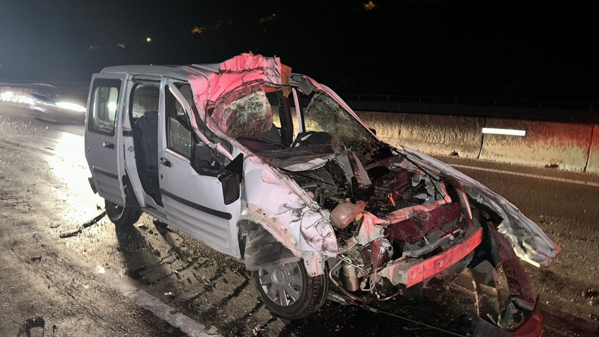 Sakarya'da tıra çarpan aracın sürücüsü ağır yaralandı