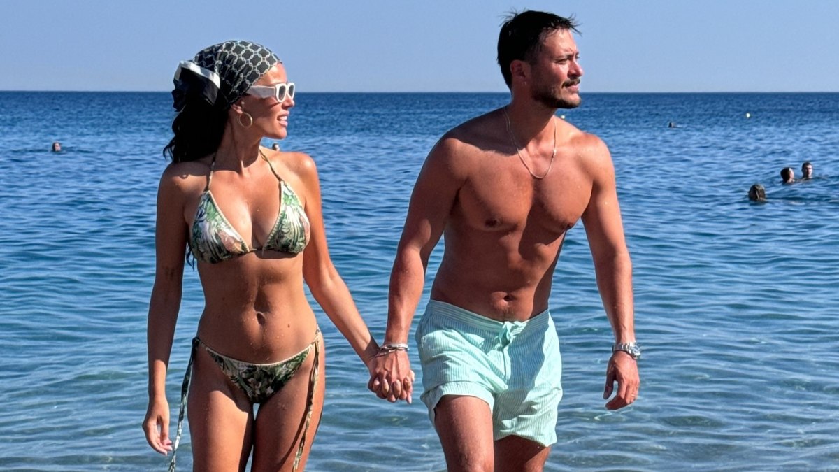 Beyaz bikini giyen oyuncu Pelin Akil, verdiği pozlarla gündem oldu!