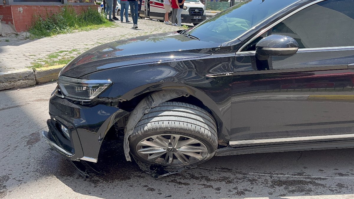 Aksaray'da bir sürücü kaza yapmamak için kaldırıma çarptı