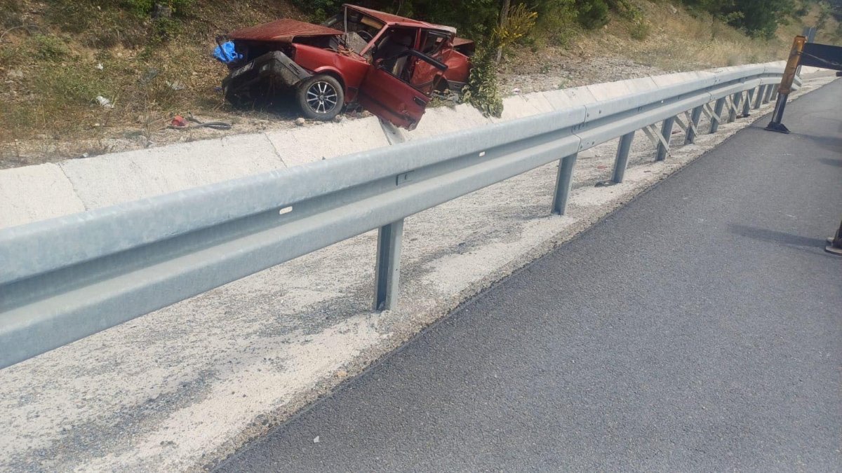 Bolu'da otomobil hurdaya döndü: Baba yaralı, oğlu öldü