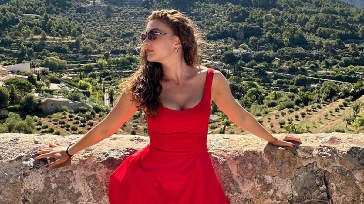 Burcu Özberk kırmızı mini elbisesiyle olay yarattı! 'Yakıyorsun ortalığı'