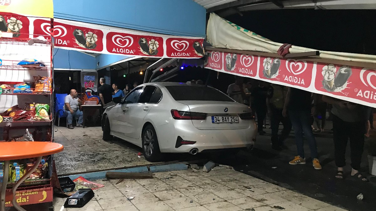 Sakarya'da lüks otomobil kahvehaneye daldı: 2 yaralı