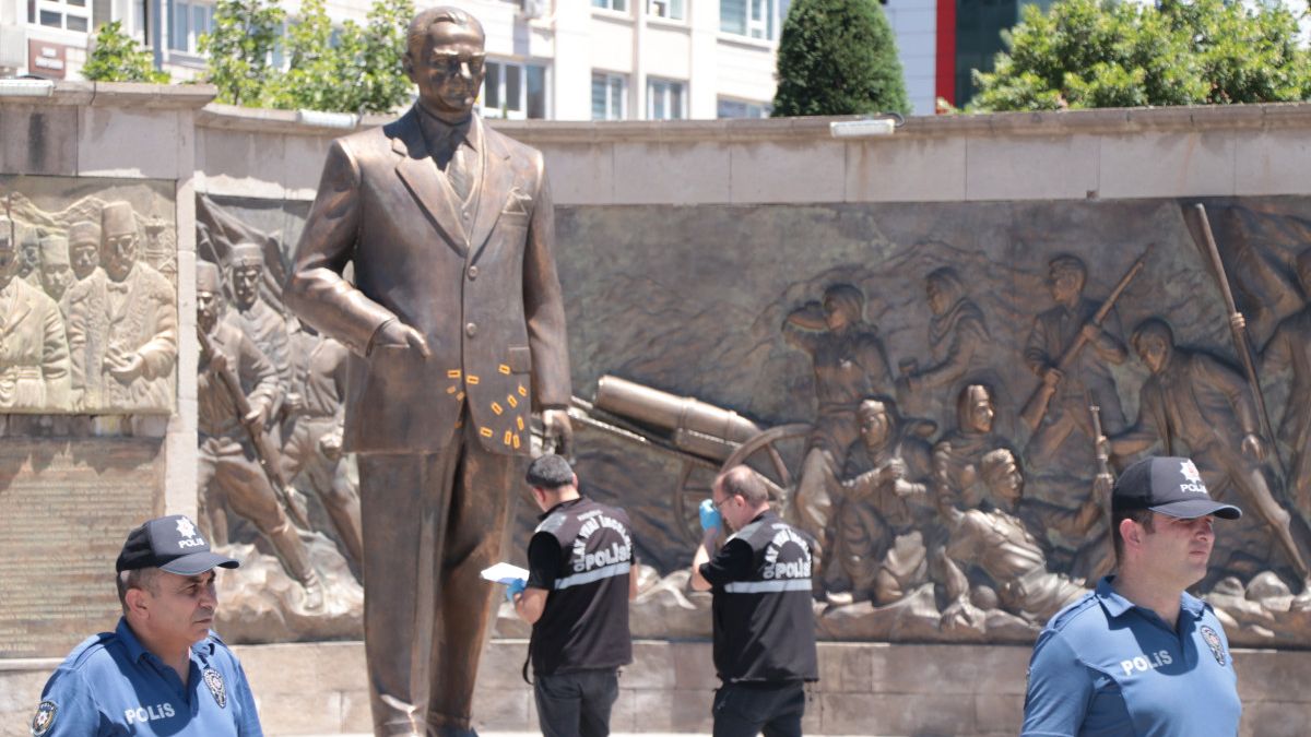 Kayseri'de Atatürk Anıtı'na baltalı saldırı sanıklarına 3'er yıla kadar hapis istemi