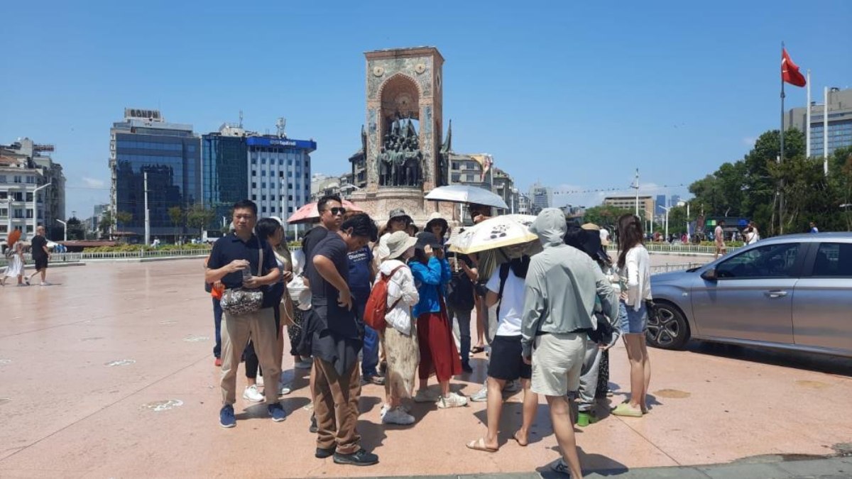 Yerli ve yabancı turistler sıcak havaya rağmen Taksim’e akın etti