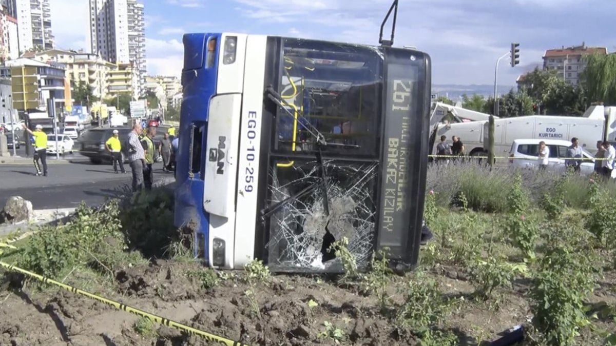 Ankara'da belediye otobüsü devrildi: 5 yaralı