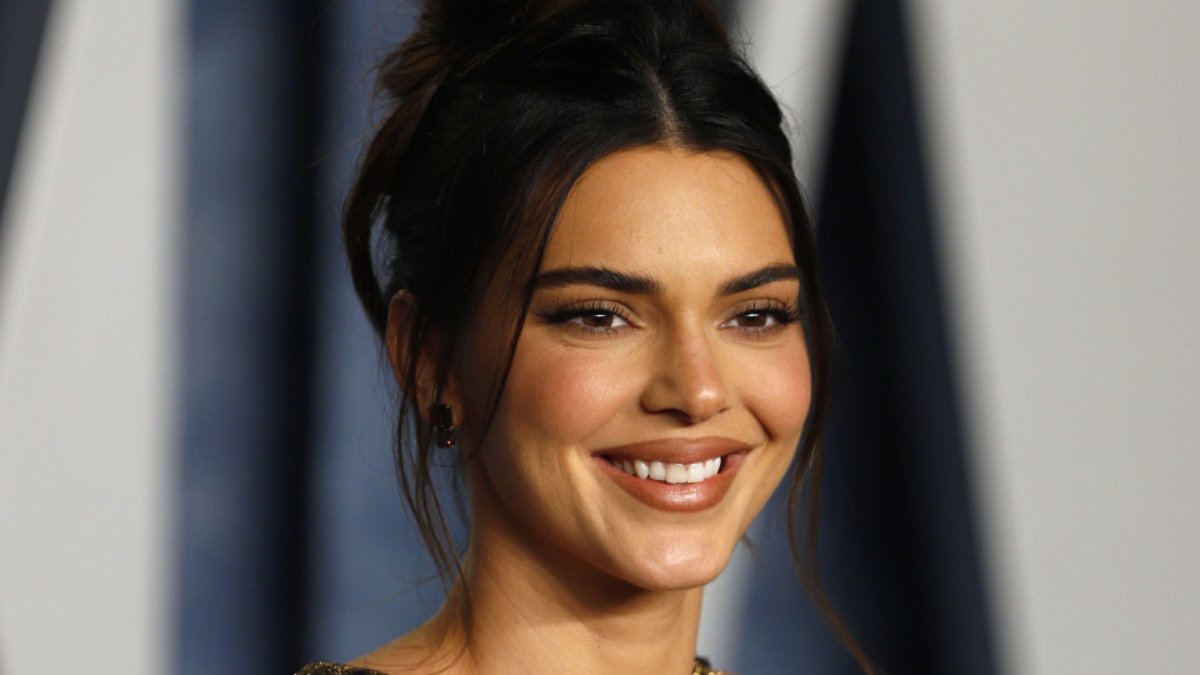 Kendall Jenner mavi tulumuyla Instagram'ı yaktı geçti! 'Bu güzellik halis mi?'