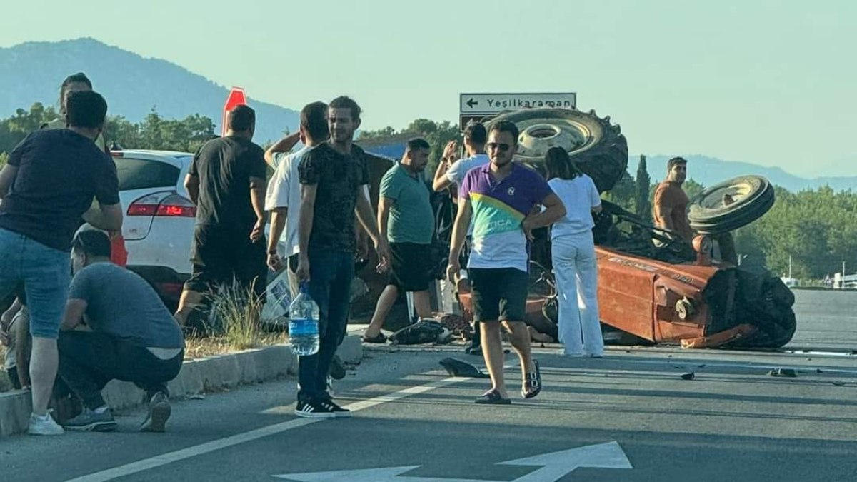 Antalya'da kontrolden çıkan otomobil traktöre çarptı: 1 ölü