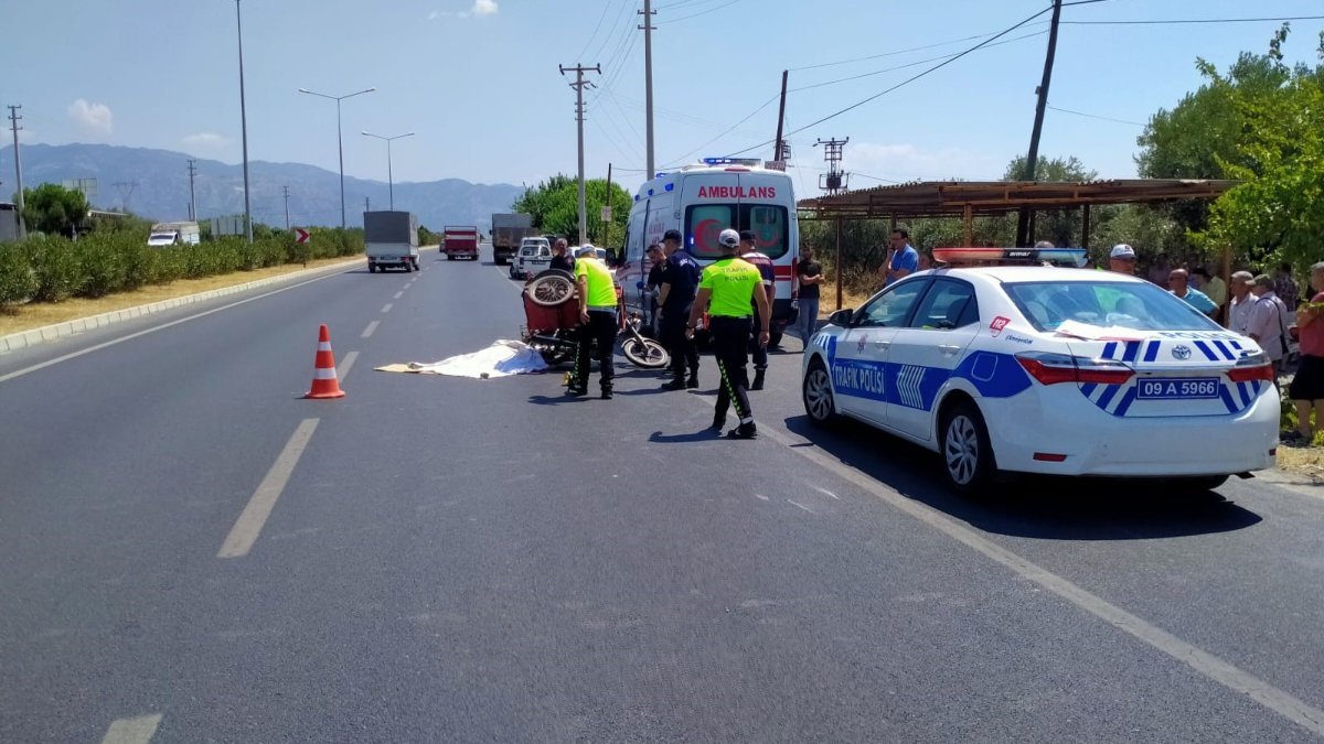 Aydın'da kamyona çarpan motosiklet sürücüsü öldü