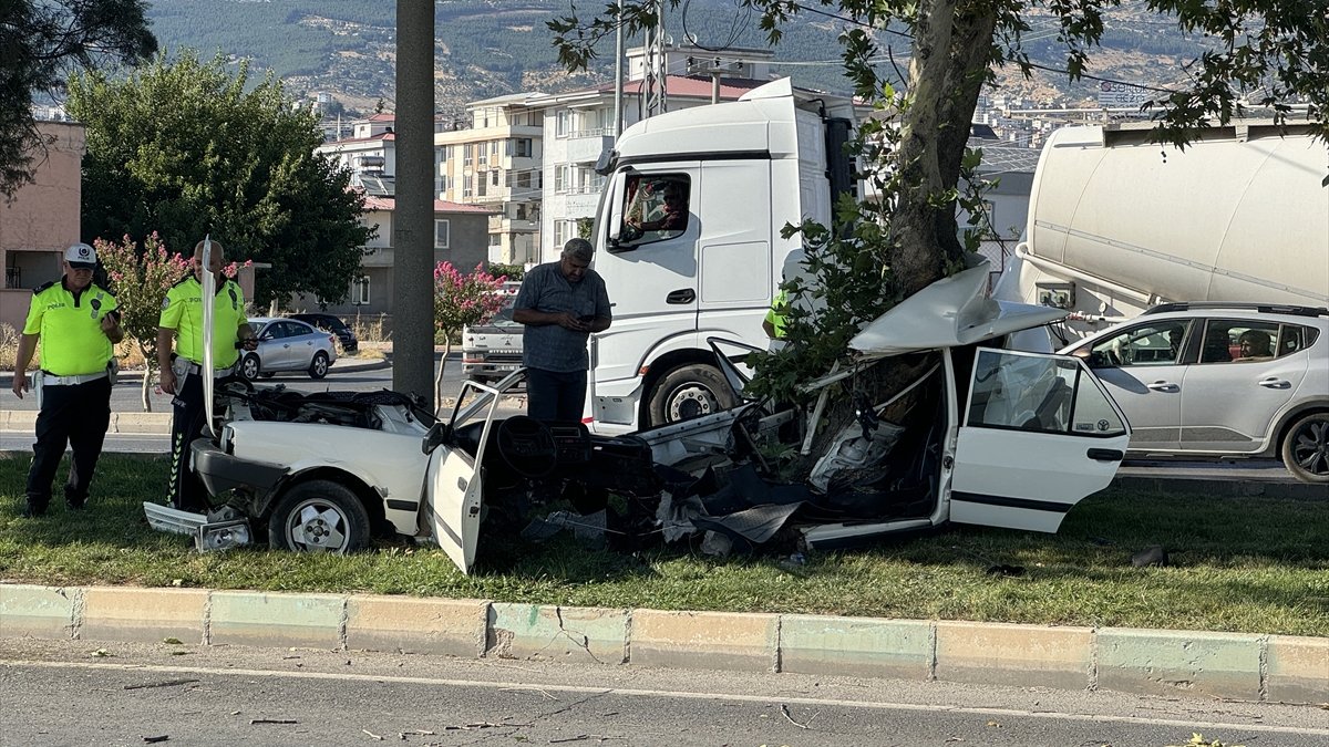 Kahramanmaraş'ta ağaca çarpan otomobil ikiye bölündü: 1 ölü