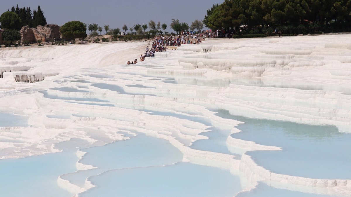 Kuraklık Pamukkale'yi de vurdu: Travertenlerde su debisi düştü