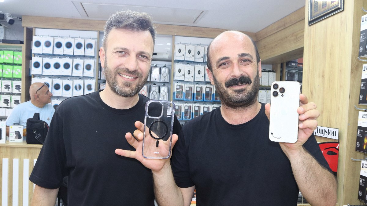 İzmir'de arkadaşıyla iddiaya girip telefonunu kırdı