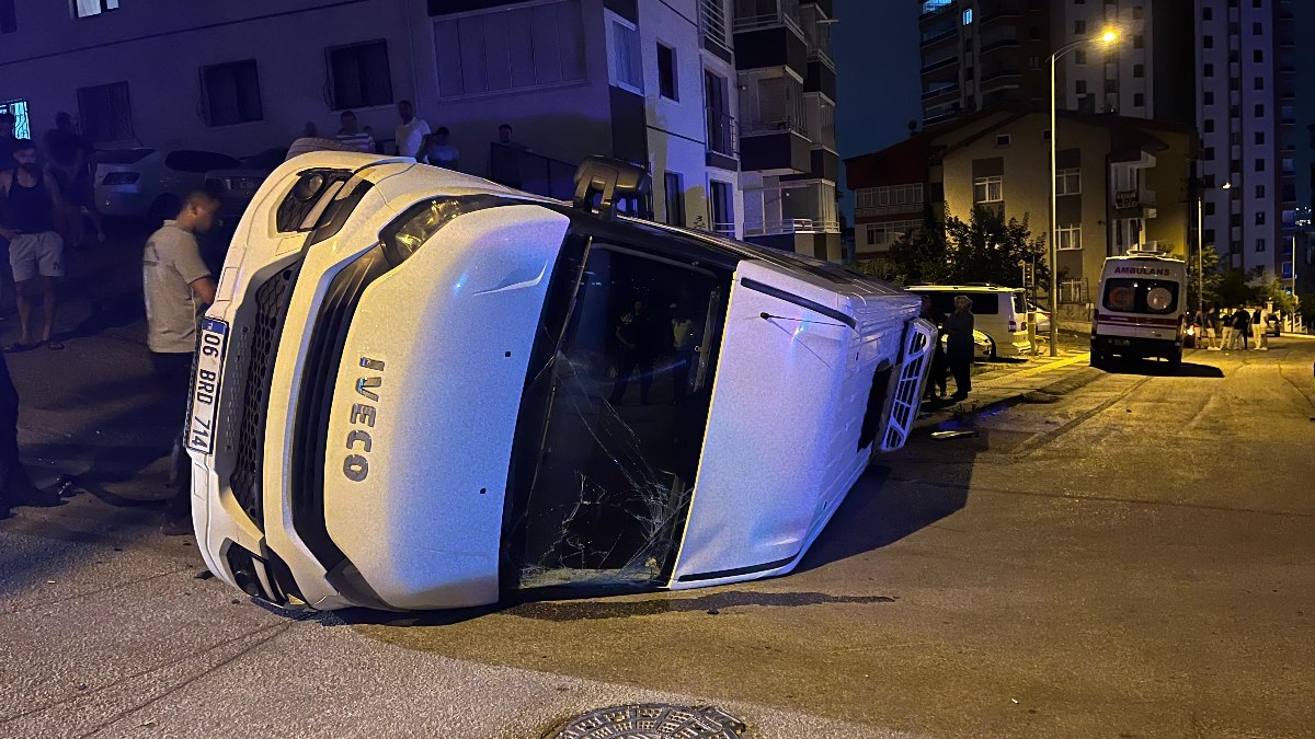 Ankara’da servis aracı devrildi