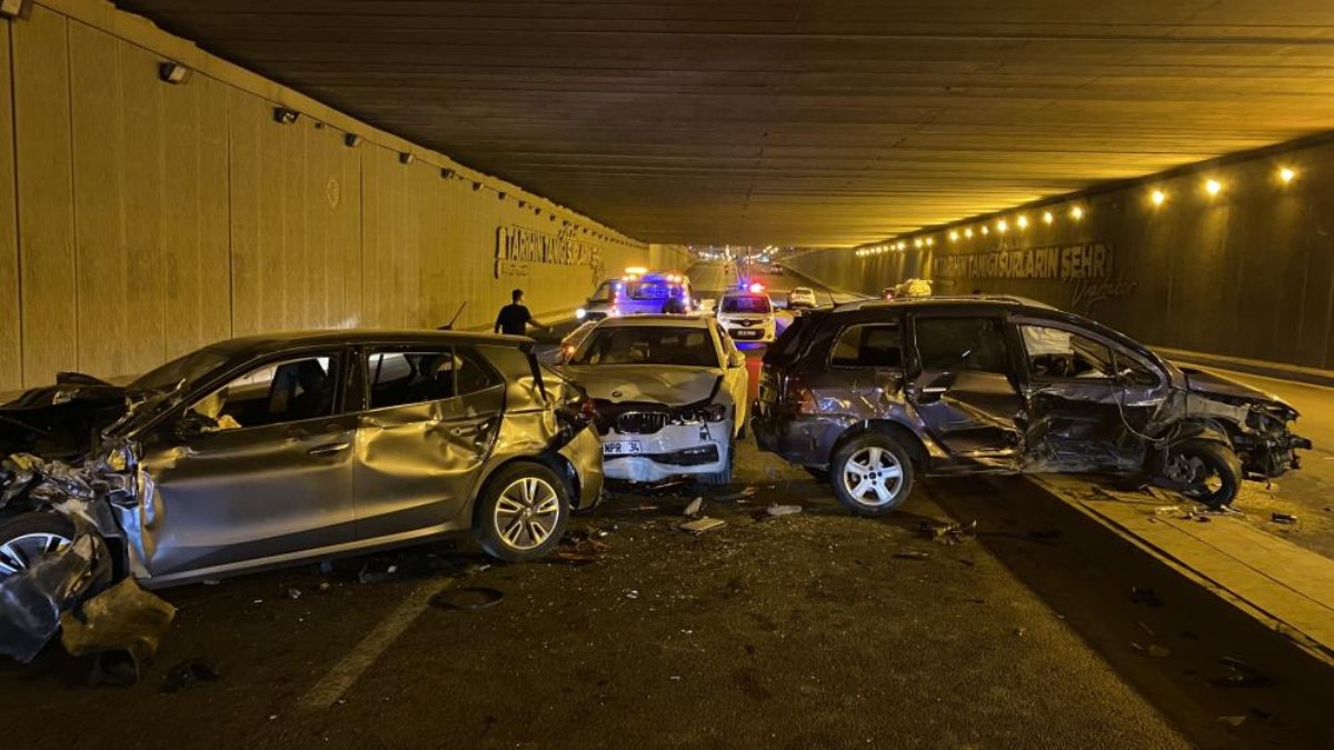 Diyarbakır'da refüjü aşan otomobil karşı yönden gelen otomobillere çarptı: 5 yaralı