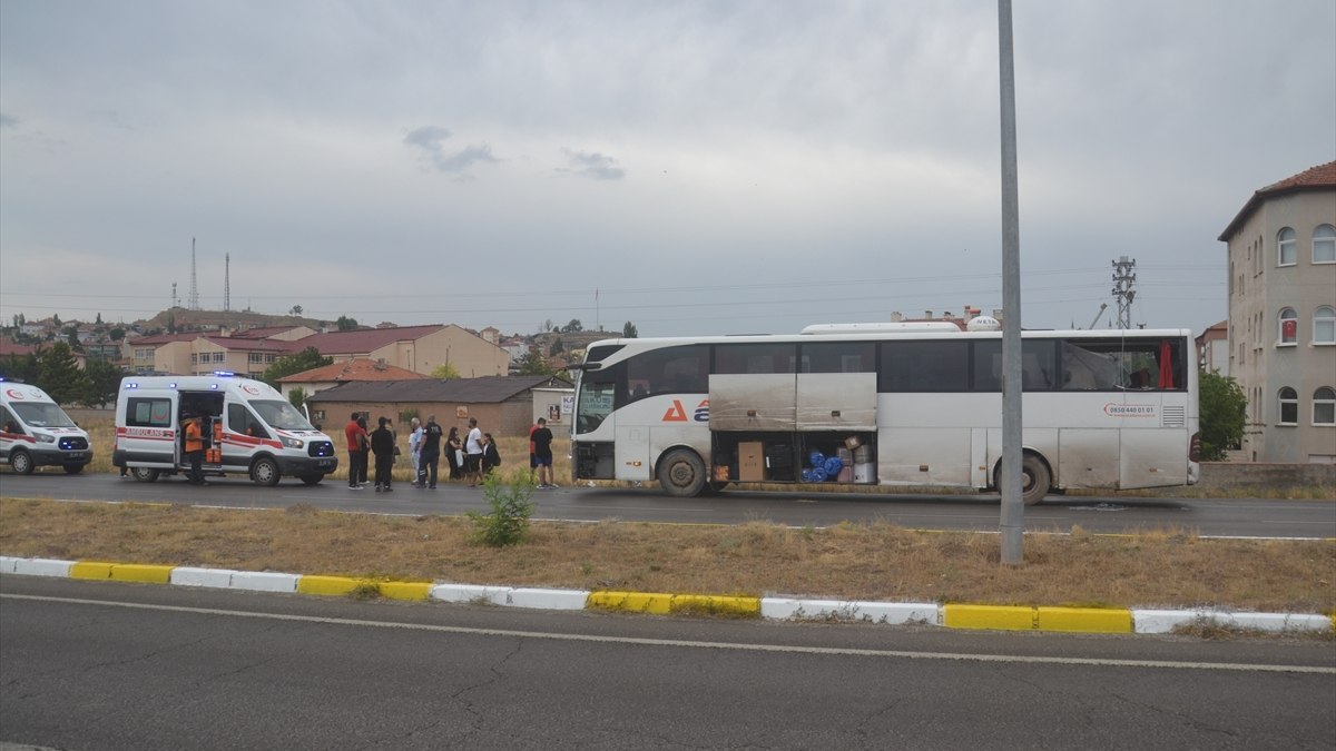 Sivas'ta aydınlatma direğine çarpan yolcu otobüsünün sürücüsü yaralandı