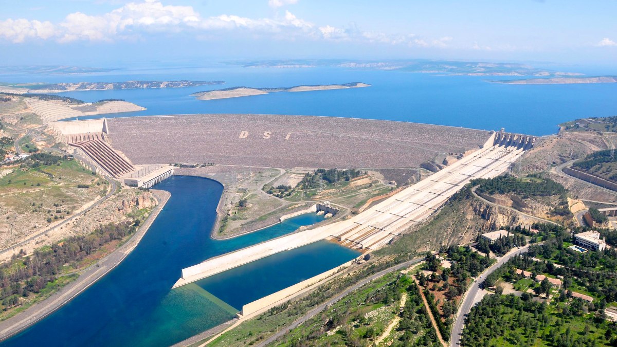 Atatürk Barajı, ülke ekonomisine 1,7 milyar dolar katkı sağlıyor