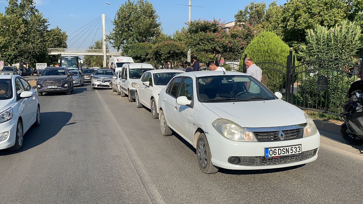 Adıyaman'da bir araç yayaya yol verdi: 5 araç birbirine girdi