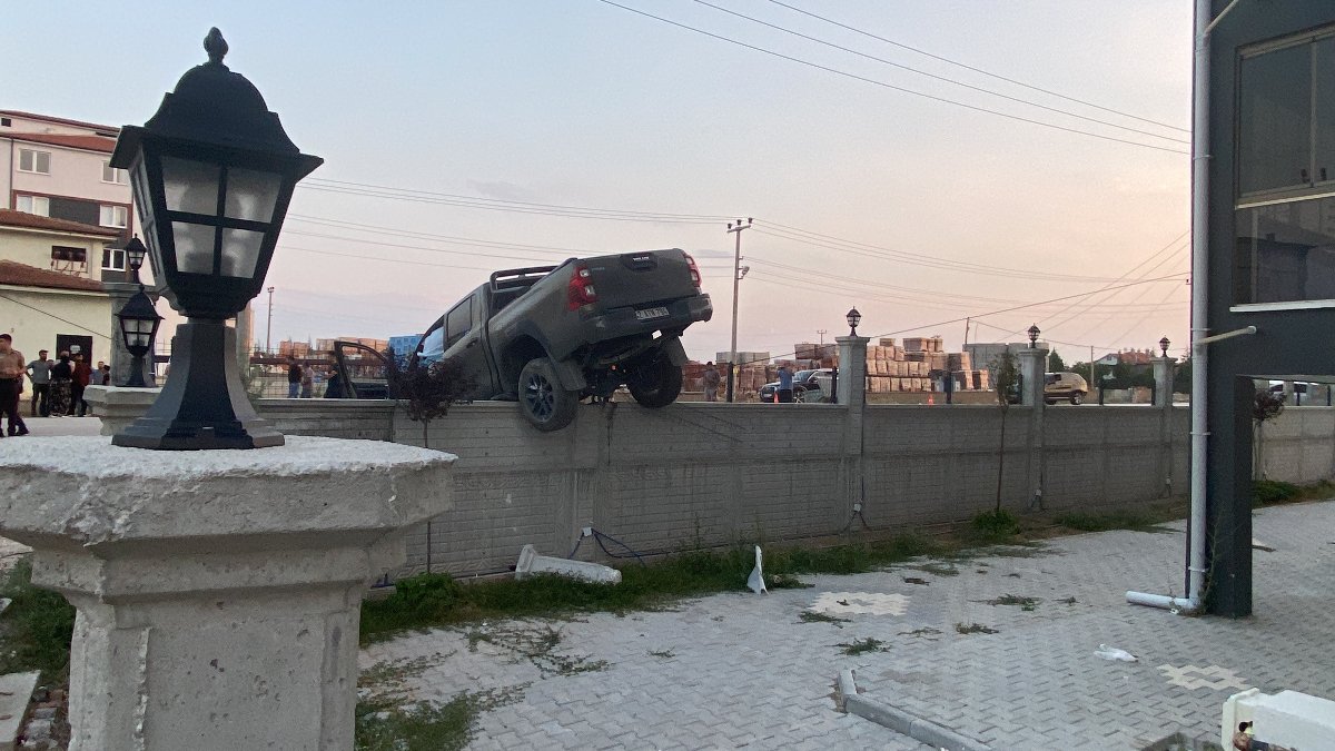 Konya'da direğe çarpan pikap bahçe duvarında asılı kaldı