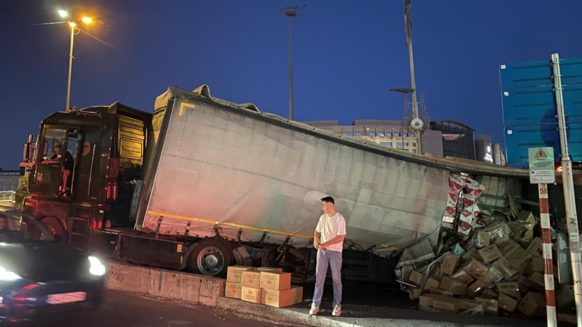 İstanbul Kağıthane'de devrilen tırdaki tonlarca ürün yola saçıldı