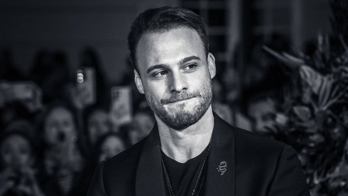 Oyuncu Kerem Bürsin'den üstsüz yeni fotoğraf! Kaslarının son halini paylaştı