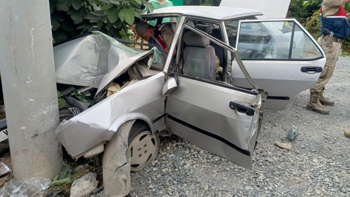 Hatay'da elektrik direğine çarpan aracın sürücüsü yaşamını yitirdi