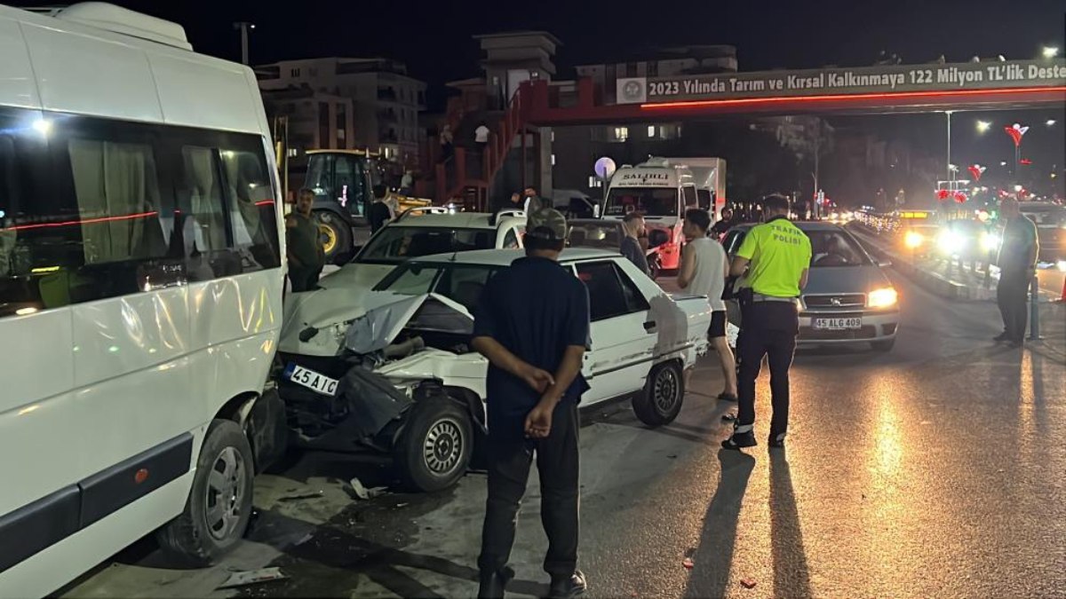 Manisa'da zincirleme kaza: 9 yaralı