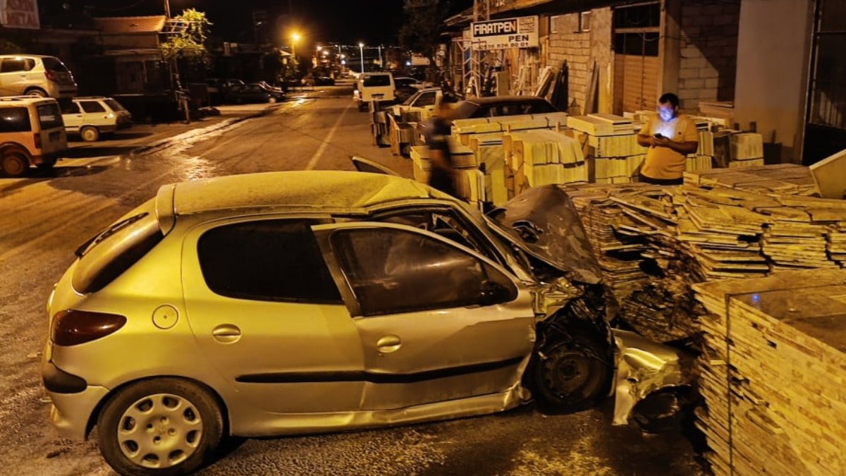 Kayseri'de otomobil, iş yerinin bahçesine girdi: 1 yaralı