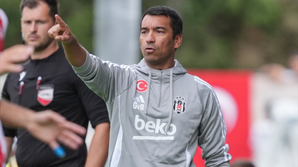 Giovanni van Bronckhorst, Ernest Muçi'yi ilk 11'de düşünmüyor