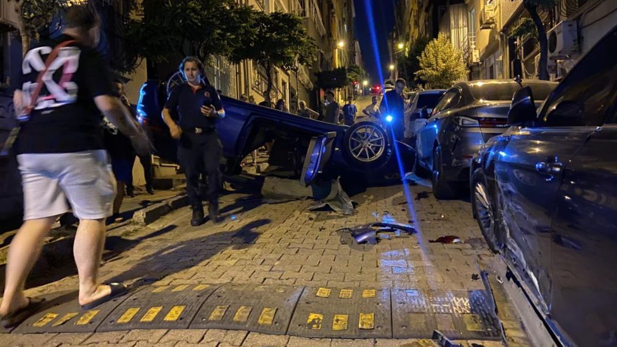 İstanbul Beşiktaş'ta iki araca çarpan otomobil takla attı