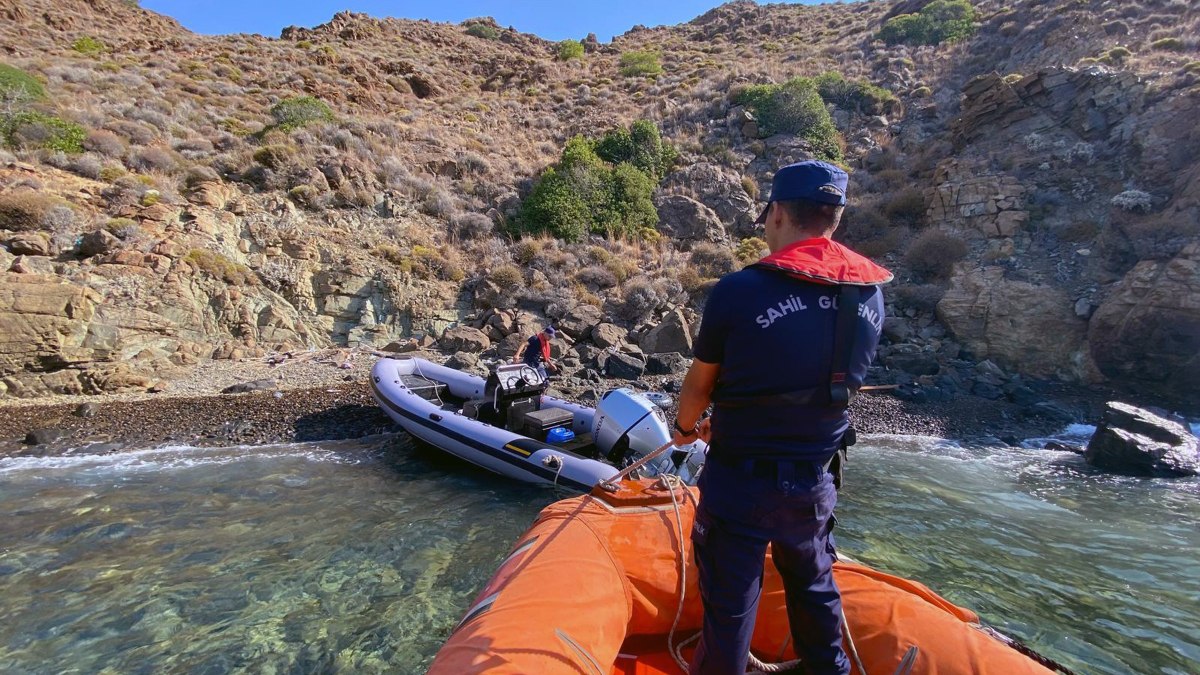 Datça’da plajda 22 düzensiz göçmen ve 6 insan kaçakçısı yakalandı