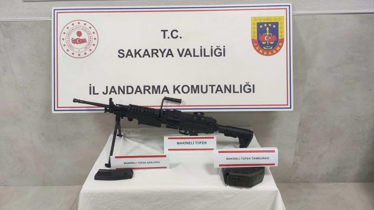 Sakarya'da makineli tüfek satmaya çalışan kişi yakalandı