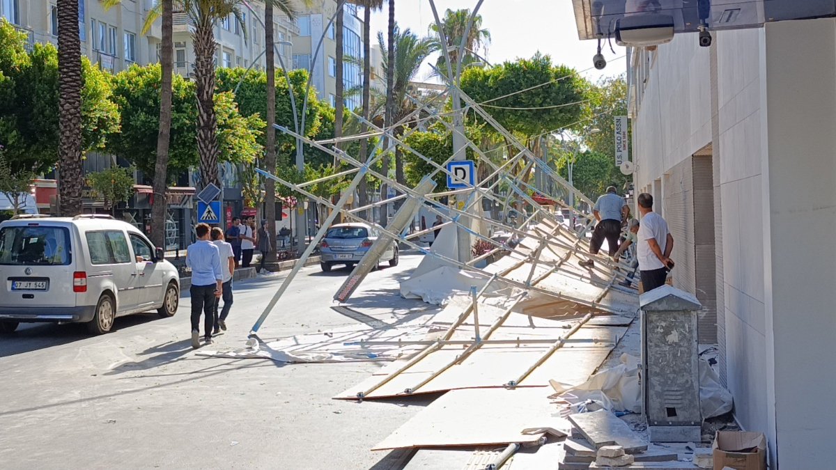 Antalya'da tadilattaki bankanın iskelesi çöktü