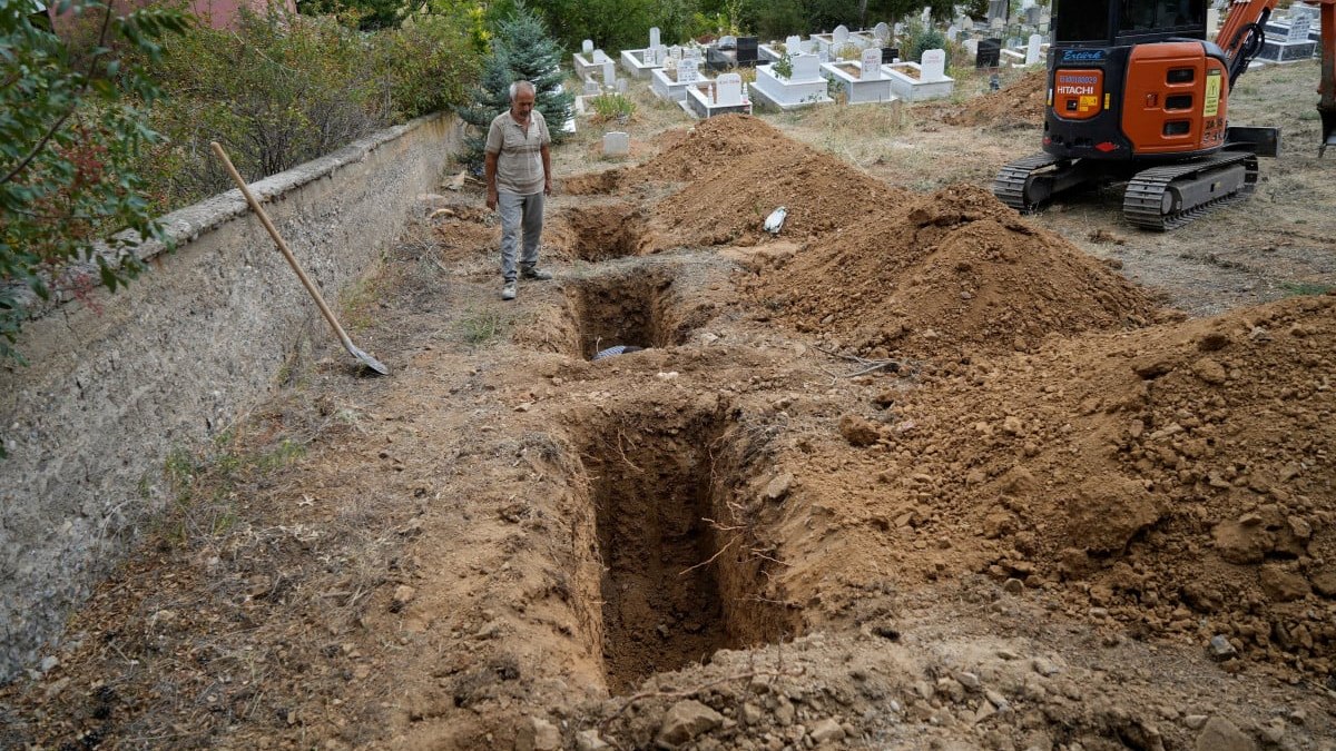 Gümüşhane'de sular altında kalan 50 mezar taşınmaya başlandı