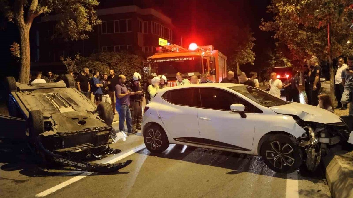 İstanbul'da iki araç çarpıştı, biri takla attı: 1’i ağır 3 yaralı