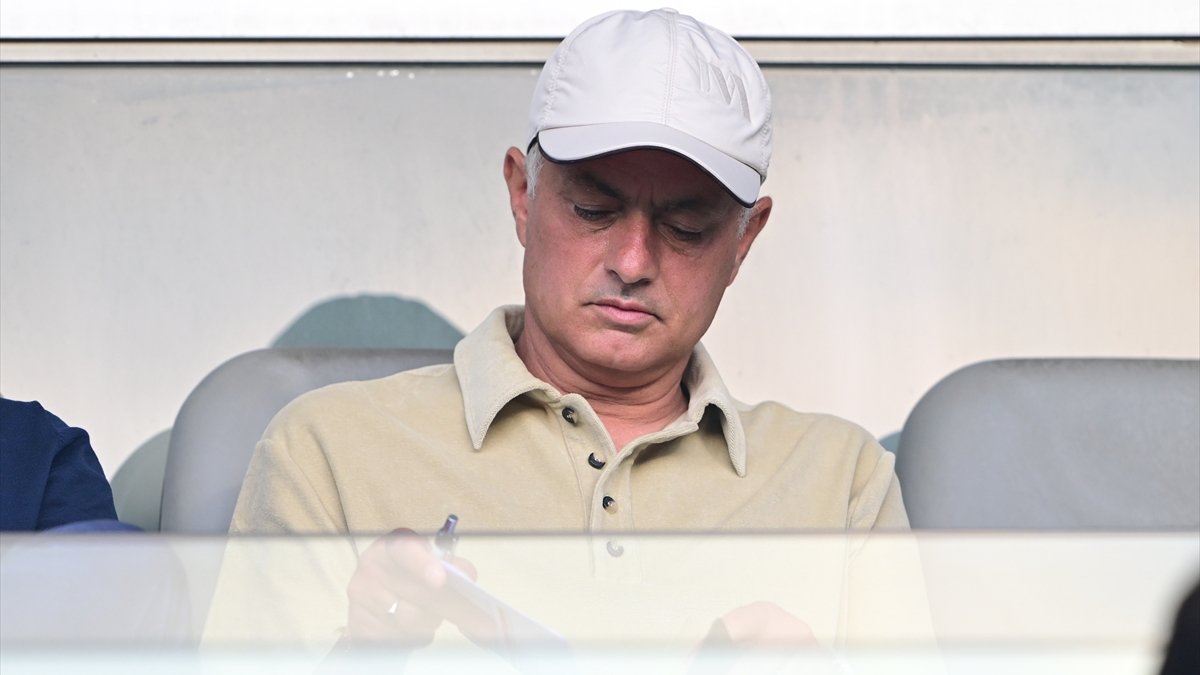 Jose Mourinho, Başakşehir - Alanyaspor maçını tribünden izledi