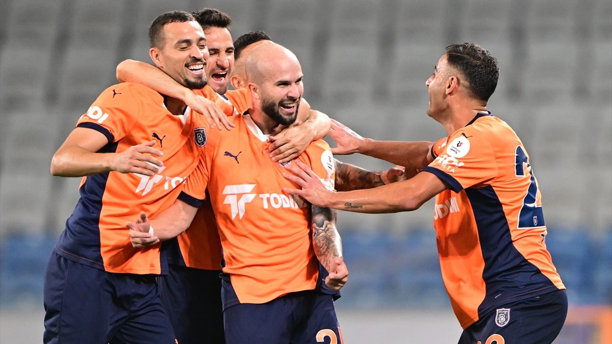 Joao Figueiredo orta sahadan attı! Gol düellosunda Başakşehir, Alanyaspor'u yendi