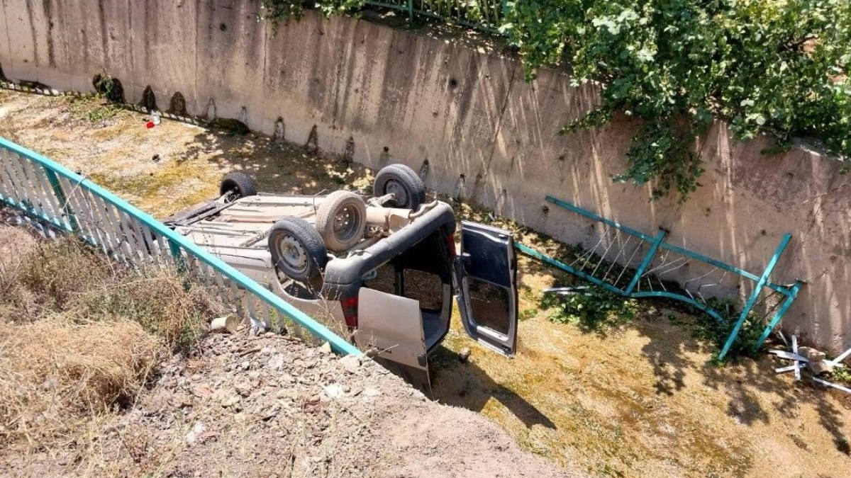 Gümüşhane'de kontroldan çıkan araç dere yatağına yuvarlandı