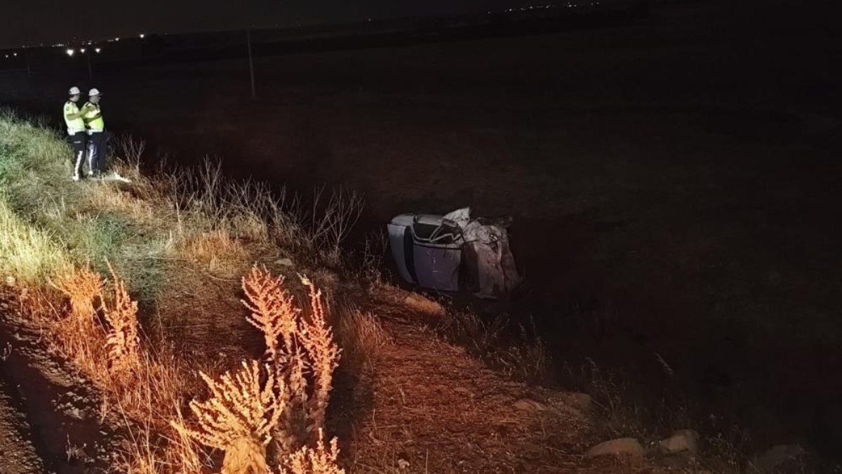 Şanlıurfa'da otomobil şarampole devrildi: 2 yaralı