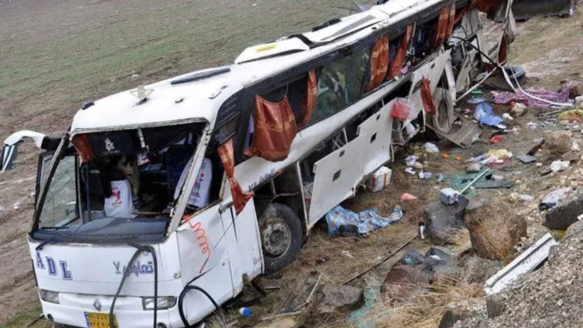 İran'da otobüs devrildi: 28 ölü, 23 yaralı