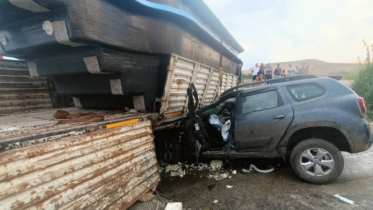 Kırıkkale'de karşı şeride geçen tır, otomobili altına aldı: 6 yaralı