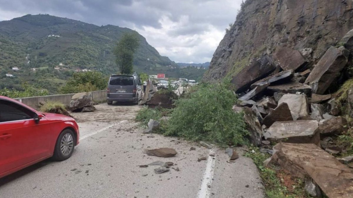 Ordu'da heyelan: Kara yolu ulaşıma kapandı