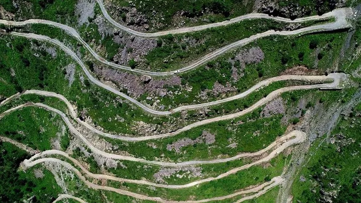 Dünyanın en tehlikeli yolu seçildi! Türkiye'de bulunan o yol sisle kaplanıyor hata kaldırmıyor...