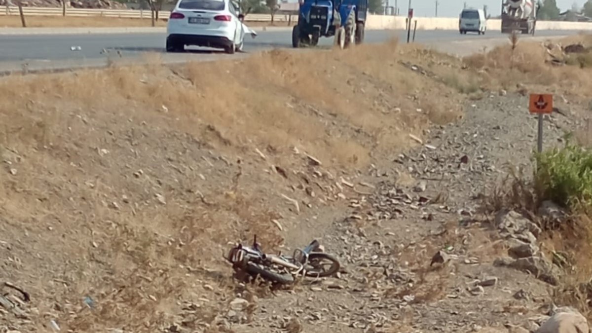 Gaziantep'te motosiklet, kırmızı ışıkta bekleyen otomobile çarptı: 1 yaralı