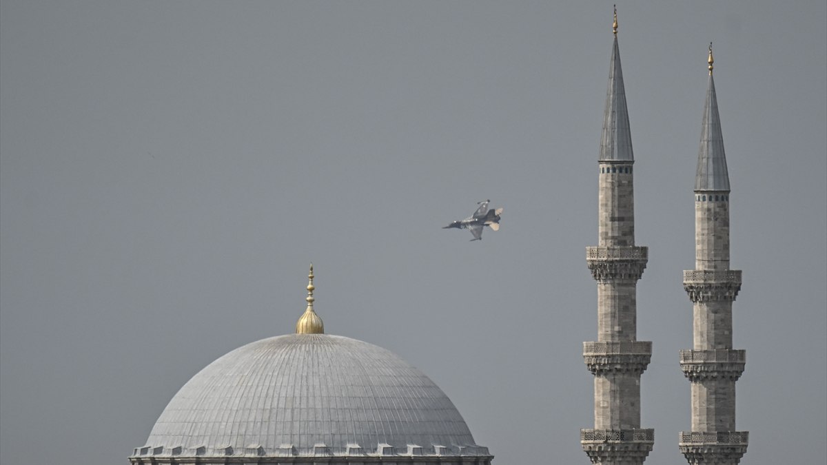 SOLOTÜRK İstanbul'da çevre tanıma uçuşu yaptı