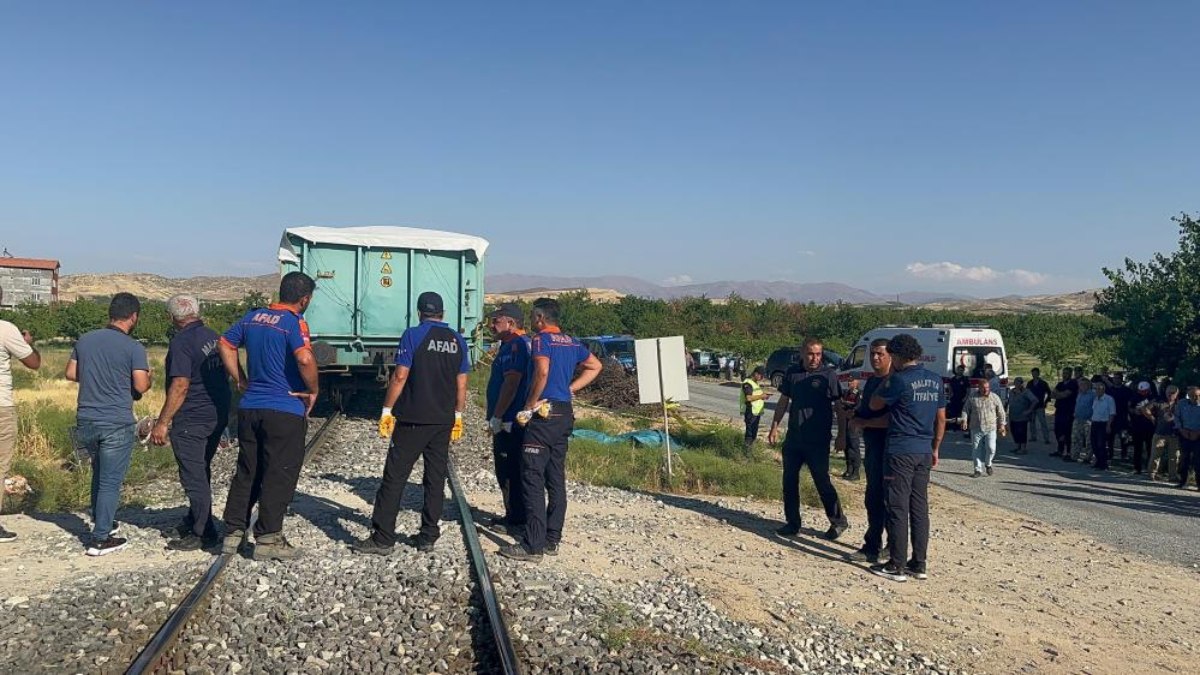 Malatya'da yük treni faciaya neden oldu: 3 ölü